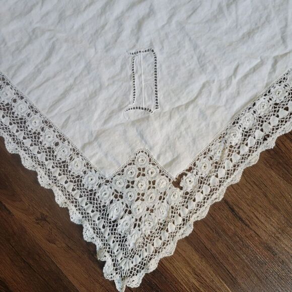 Vintage Filet Lace Off White Small Tablecloth / Table Cover 40" x 40" rose - Picture 5 of 9